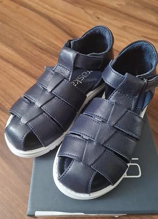 Нові шкіряні сандалі 29р 18см