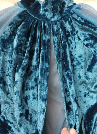 Велюровое мини-платье с вырезами2 фото