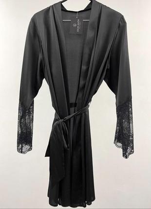 Женский шелковый халат в черном цвете с кружевом3 фото