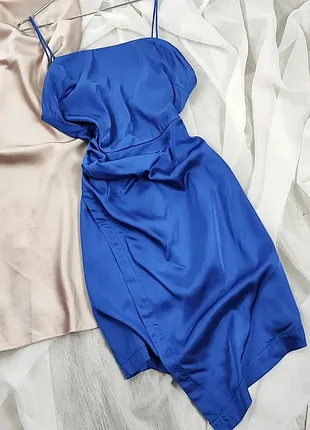 Асиметрична синя сукня на бретельках