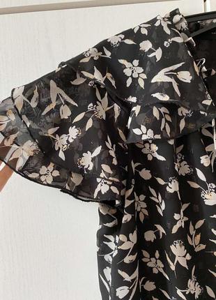 Шифоновая блуза с красивыми рукавами черного цвета в цветочный принт3 фото