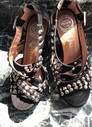 Босоножки jeffrey campbell замша с заклепками