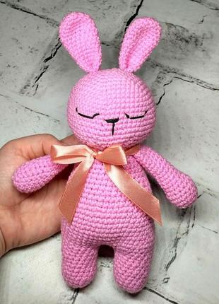В'язана іграшка амігурумі зайчик сплюшка