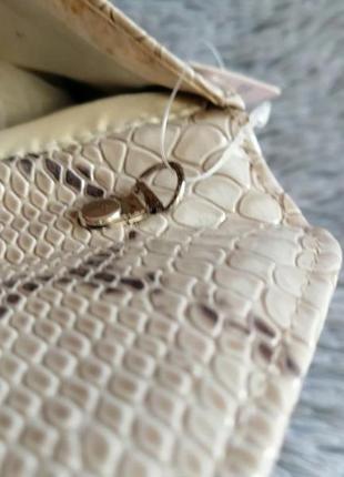 Сумка клатч конверт с шипами фактурная экокожа под рептилию крокодила является заводской дефект