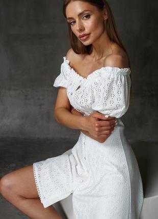 Платье женское короткое мини нарядное на пуговицах белое из фактурного стрейчевого трикотажа бренд3 фото
