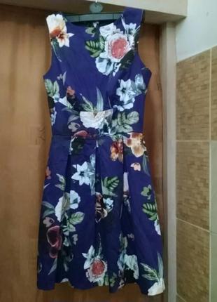 Хлопковое летнее платье в цветочный принт с вырезом на спине