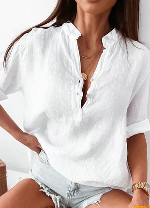 Льняна сорочка з ґудзиками.