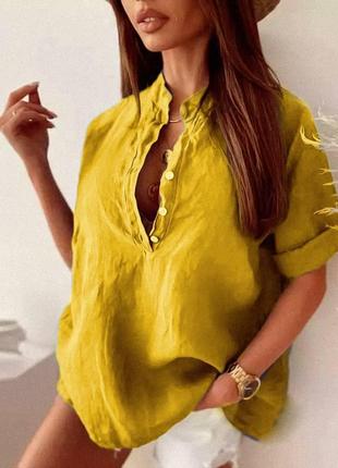 Льняна сорочка з ґудзиками.