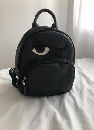 Чорний невеликий рюкзак із принтом1 фото