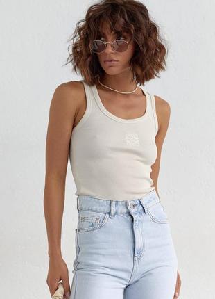 Майка з красивою вишивкою