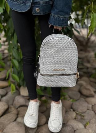 Сумка у стилі michael kors backpack white1 фото