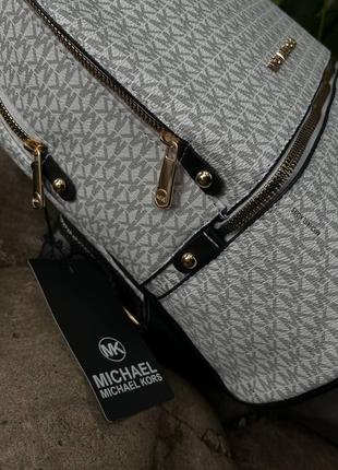 Сумка у стилі michael kors backpack white5 фото