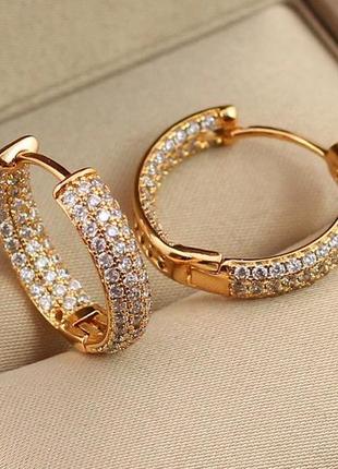 Сережки xuping jewelry кільця з трьома доріжками з каменів усередині 1.8 см 5 мм золотисті2 фото