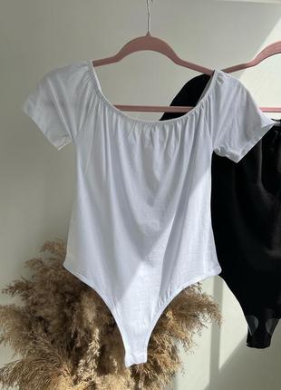 🎀 черный и белый боди с опущенными плечиками prettylittlething