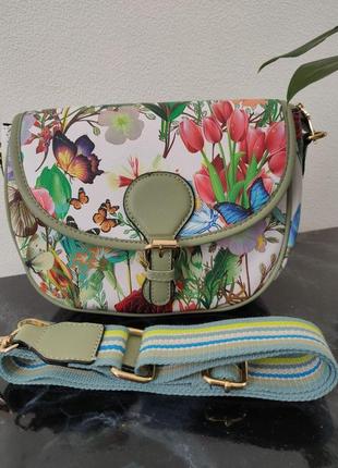Жіноча сумка крос-боді на плече з клапаном з екошкіри літня з квітами та широким ременем max fly.
