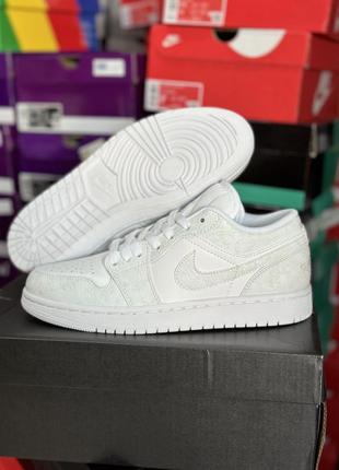 Кроссовки Nike air jordan retro i 1 low university gold black Pantone 553558-700 1 low triple white джордан джорданы низкие белые хамелеон