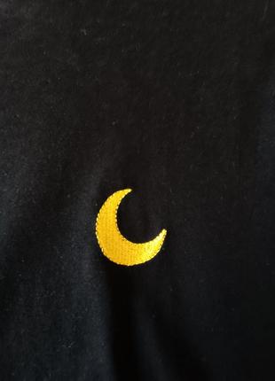 Чорна футболка з вишивкою місяця4 фото