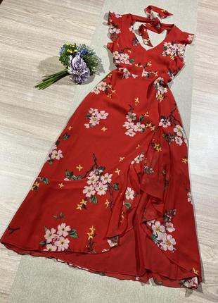 Шикарное платье в цветочный принт с рюшами.