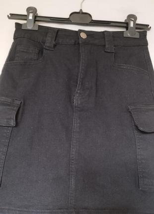 Черная мини юбка карго с карманами prettylittlething 1+1=37 фото