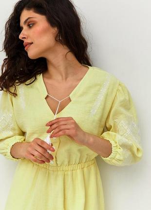 Женское летнее льняное платье жёлтого цвета с вышивкой и кутасами modna kazka mkrm4078-14 фото