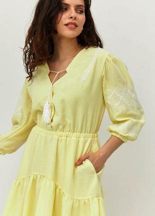 Женское летнее льняное платье жёлтого цвета с вышивкой и кутасами modna kazka mkrm4078-13 фото