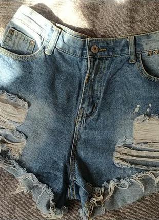 Стильные шорты женские джинсовые с рваностями, шипами и каплями краски2 фото
