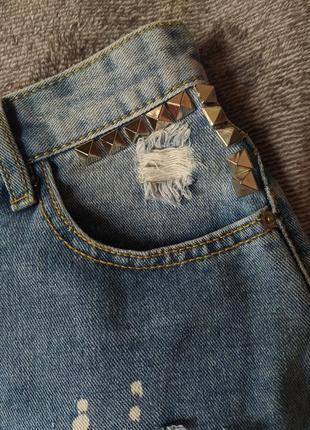 Стильные шорты женские джинсовые с рваностями, шипами и каплями краски