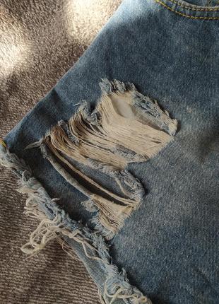 Стильные шорты женские джинсовые с рваностями, шипами и каплями краски