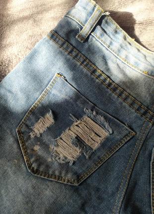 Стильные шорты женские джинсовые с рваностями, шипами и каплями краски4 фото