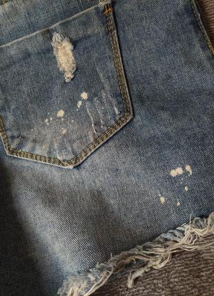 Стильные шорты женские джинсовые с рваностями, шипами и каплями краски
