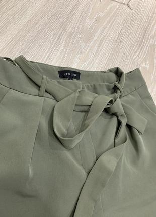 Мега стильные классические штаны на защипах цвета хаки