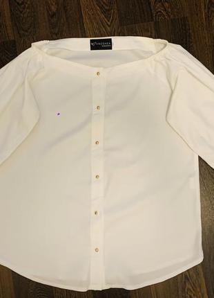 Белая блузка с открытыми плечами