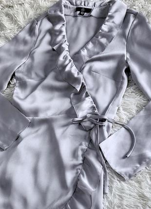 Нежное сатиновое платье missguided  на запах талькового цвета10 фото