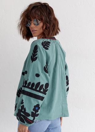 Женская блуза-вышиванка украшена аппликацией6 фото