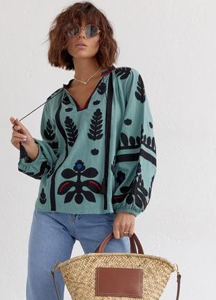 Женская блуза-вышиванка украшена аппликацией8 фото