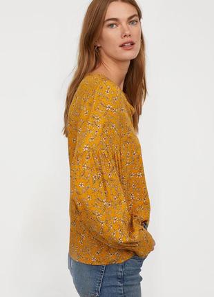 Горчичная блузка в цветочек с объемными рукавами h&m блуза с пышными рукавами3 фото
