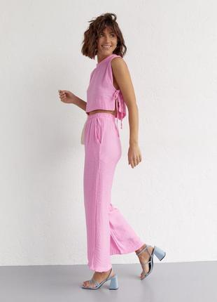 Літній жіночий костюм із брюками та топом із зав'язками рожевий6 фото