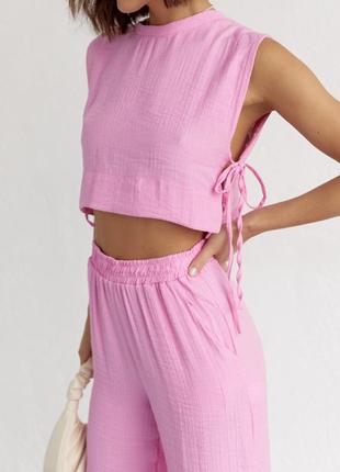 Літній жіночий костюм із брюками та топом із зав'язками рожевий5 фото