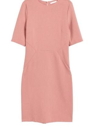 Нежно розовое приталенное платье футляр8 фото