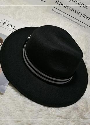 Шляпа женская фетровая федора с лентой в стиле maison michel и устойчивыми полями черная4 фото