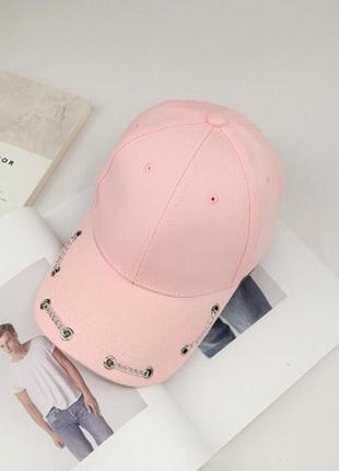 Жіноча кепка з ланцюжком рожева