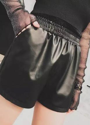Женские шорты icon с карманами из экокожи черные