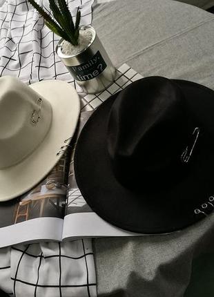 Шляпа унисекс федора с устойчивыми полями и металлическим декором белая2 фото