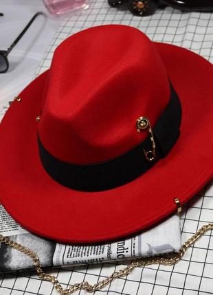 Шляпа женская федора calabria с металлическим декором и цепочкой красная