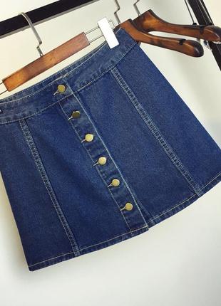 Жіноча джинсова спідниця-трапеція на гудзиках темно синя