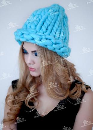 Женская шапка из крупной вязки хельсинки голубая2 фото