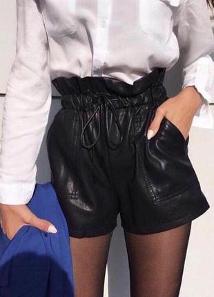 Женские шорты с карманами из экокожи черные1 фото