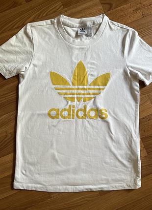 Женская футболка adidas