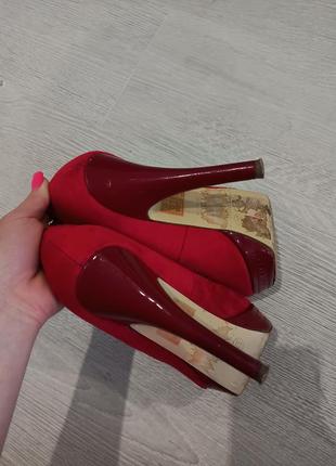 Красивые красные туфли под замш на каблуке6 фото