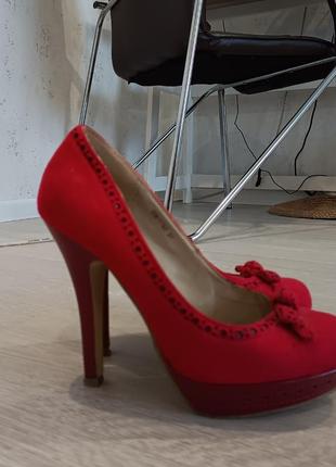 Красивые красные туфли под замш на каблуке3 фото